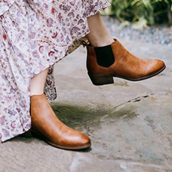 Frye Carson Chelsea Cognac Leather Cute Ankle Boot - Picture 1 of 16
